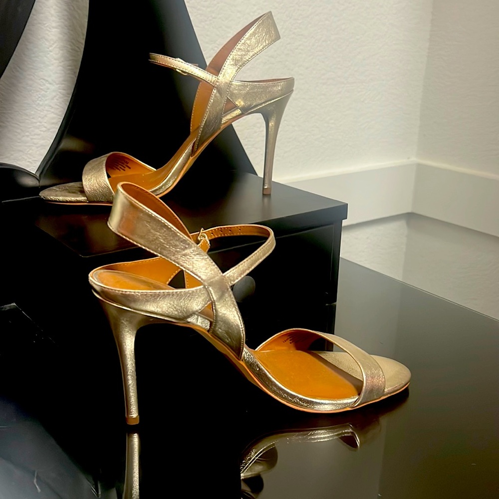 Women’s Gold Heels! *Brand New*